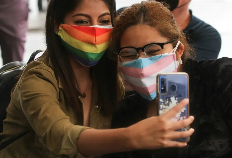 Cubrebocas de tela son decoraciones faciales, no funcionan contra &Oacute;micron: experta de EU