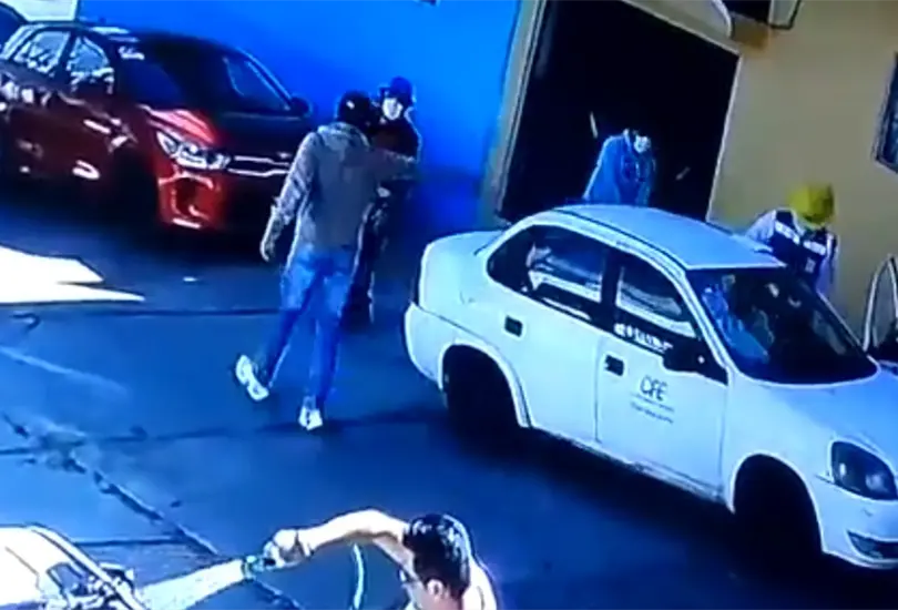 Edomex: Difunden video del asalto a trabajadores de la CFE en Naucalpan Edomex: Difunden video del asalto a trabajadores de la CFE en Naucalpan