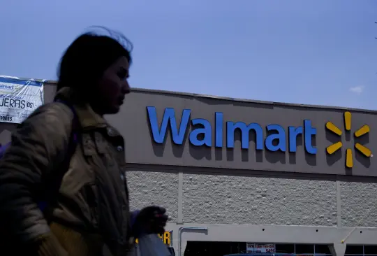 Mujer gana demanda de 2 millones de dólares a Walmart tras ser acusada de robo