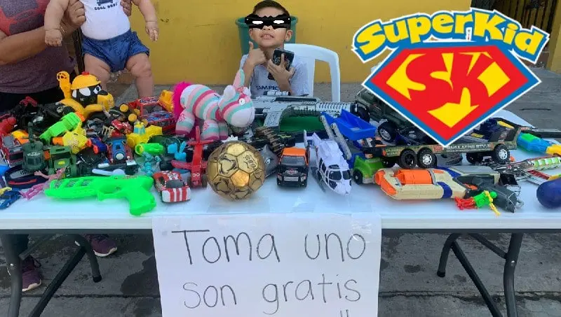 Ni&ntilde;o regala juguetes a quienes no recibieron regalo de Navidad y conmueve en redes 