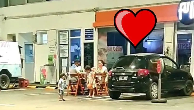 Hombre tuvo que trabajar en Navidad y su familia organiz&oacute; cena en estacionamiento 