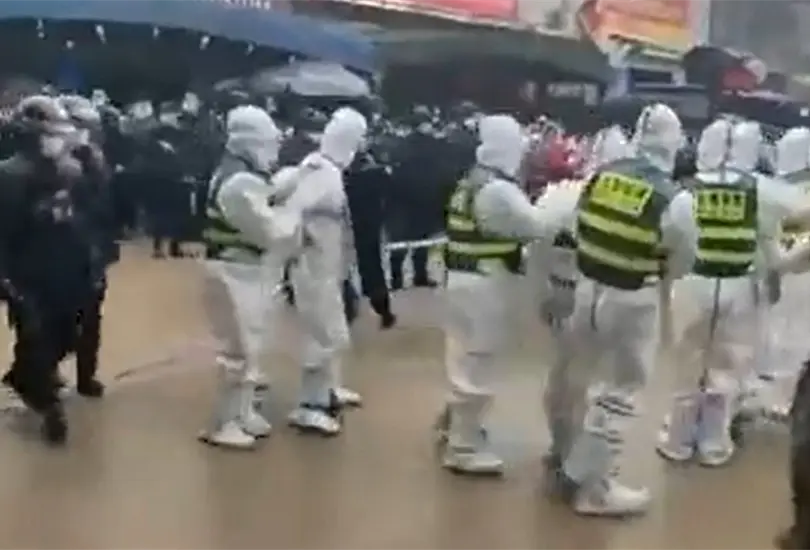 Humillaci&oacute;n p&uacute;blica en China por violar medidas sanitarias genera pol&eacute;mica | VIDEO
