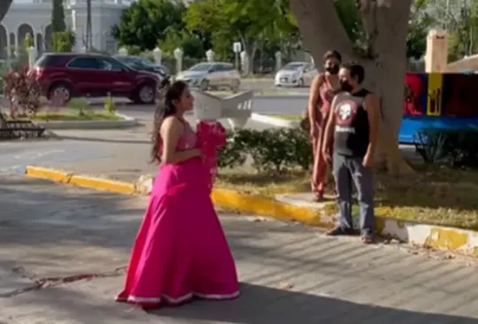 Papás toman fotos a quinceañera con celular y un fotógrafo les regala una sesión