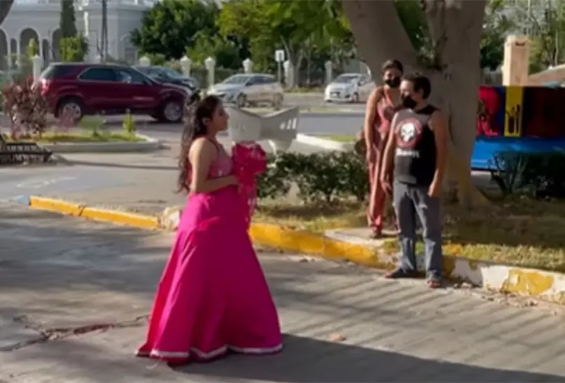 Pap&aacute;s toman fotos a quincea&ntilde;era con celular y un fot&oacute;grafo les regala una sesi&oacute;n