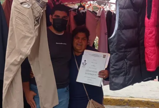 De esa venta salió para libros, lleva su título al puesto de tianguis de su mamá