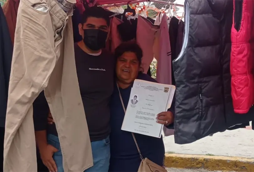 De esa venta salió para libros, lleva su título al puesto de tianguis de su mamá De esa venta salió para libros, lleva su título al puesto de tianguis de su mamá
