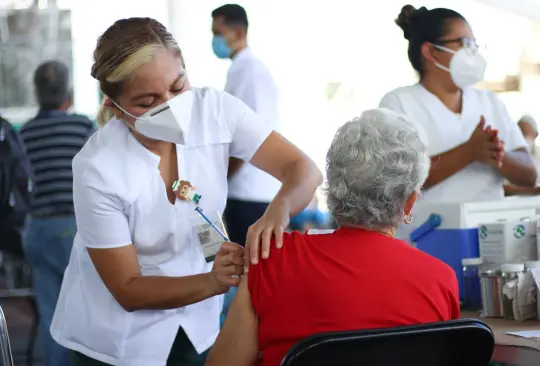 Requisitos y sedes para la tercera vacuna contra COVID-19 para mayores de 60 años en CDMX