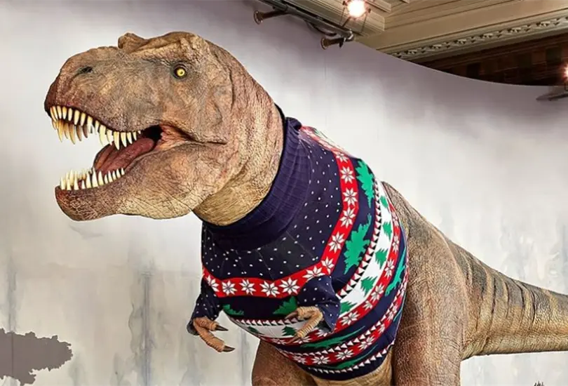 Museo viste a Tiranosaurio Rex con suéter navideño y video se hace viral Museo viste a Tiranosaurio Rex con suéter navideño y video se hace viral
