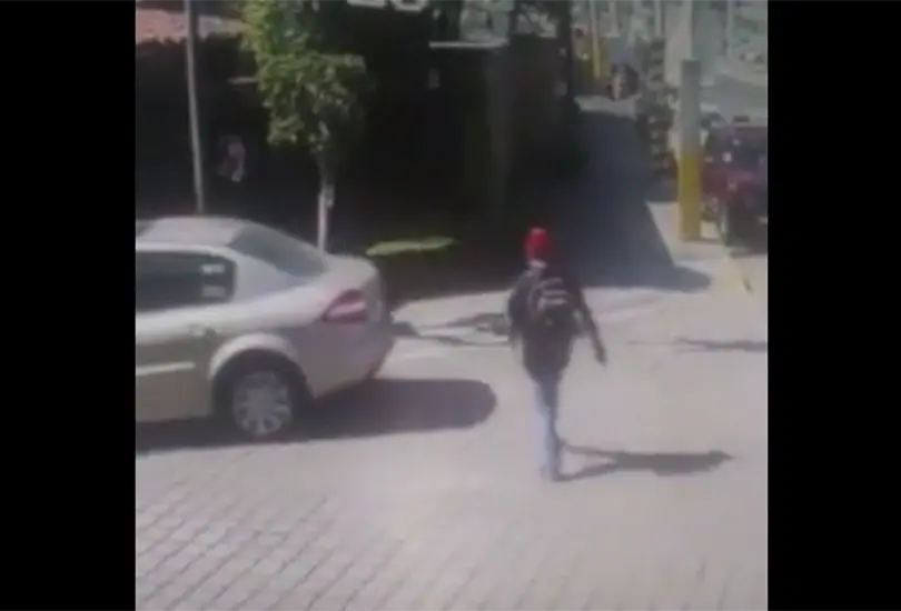 VIDEO: Sujeto finge ser atropellado para extorsionar a automovilista 