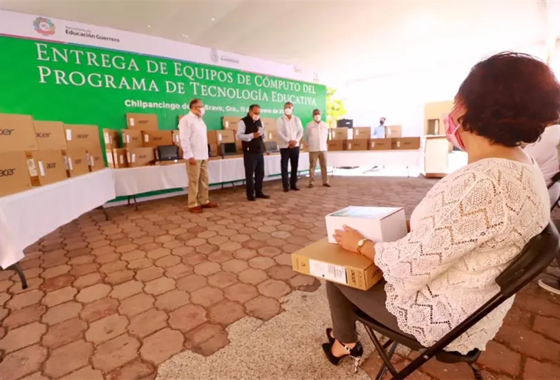Proporcionan computadoras port&aacute;tiles a docentes en Guerrero