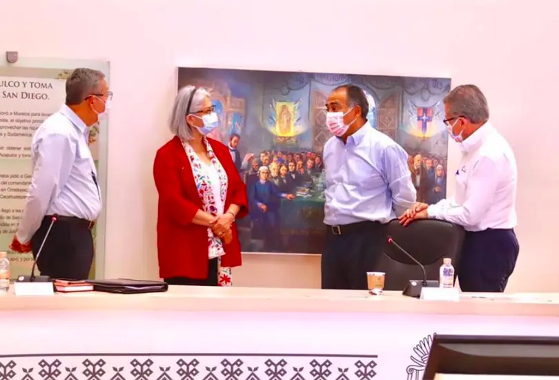 Astudillo y funcionarios del IMSS-Bienestar  revisan avances en hospitales de Petatl&aacute;n y Tecpan