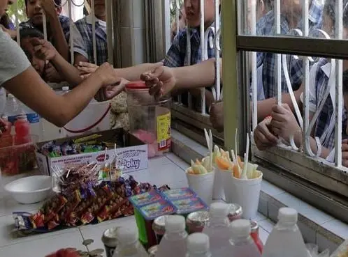Senado prohíbe venta de comida chatarra en las escuelas Senado prohíbe venta de comida chatarra en las escuelas