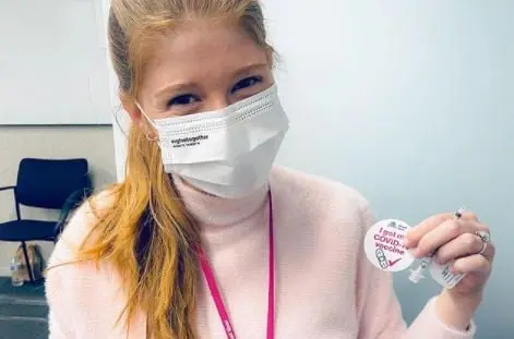 Hija de Bill Gates se vacuna contra COVID y se mofa de las teorías de conspiración Hija de Bill Gates se vacuna contra COVID y se mofa de las teorías de conspiración