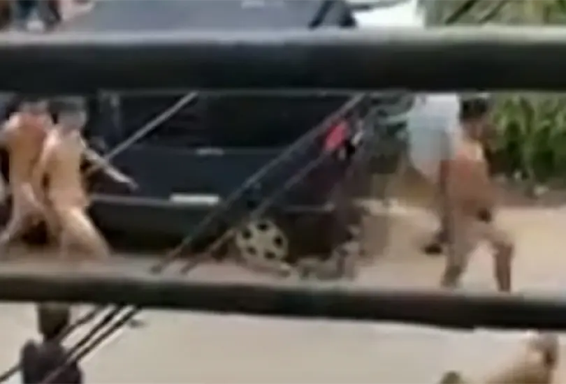 Vecinos desnudan a asaltantes que golpearon a mujer Vecinos desnudan a asaltantes que golpearon a mujer