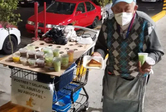 Abuelito vende gelatinas junto a su perro para pagar cirugía a su nieto Abuelito vende gelatinas junto a su perro para pagar cirugía a su nieto