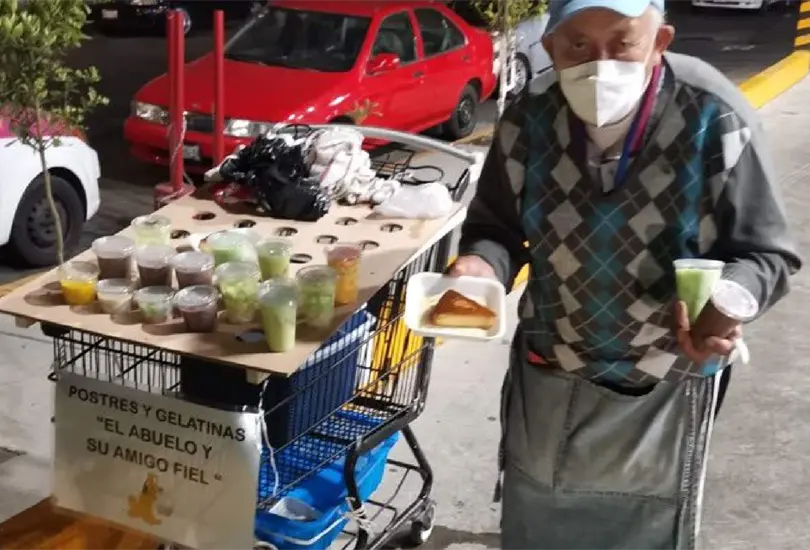 Abuelito vende gelatinas junto a su perro para pagar cirug&iacute;a a su nieto
