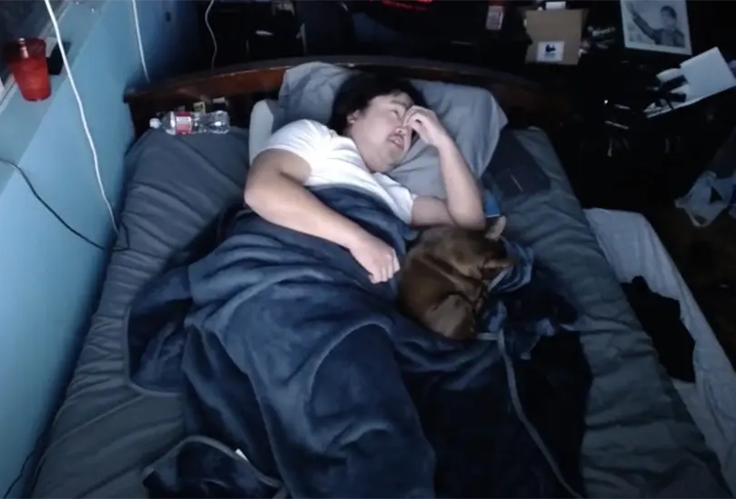 Youtuber gana casi 400 mil pesos s&oacute;lo por ser molestado mientras dorm&iacute;a
