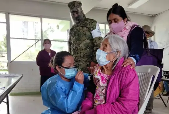 Abuelita de 120 años recibe vacuna contra el COVID-19 en Veracruz