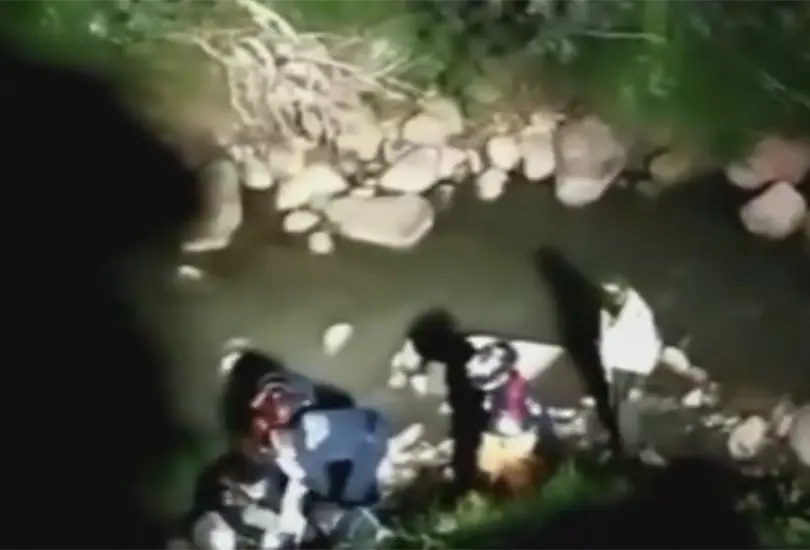 Asaltante es golpeado y arrojado a un r&iacute;o desde una altura de 10 metros