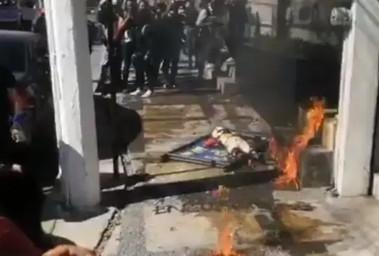 Feministas prenden fuego frente a casa de campaña de Salgado Macedonio