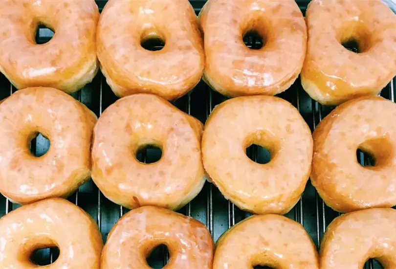 Mujer pide una docena de 50 donas y se pelea con empleados de un local