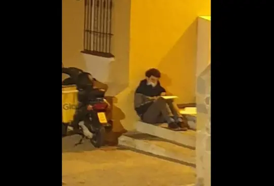 Capta a estudiante haciendo su tarea mientras realiza entregas a domicilio Capta a estudiante haciendo su tarea mientras realiza entregas a domicilio