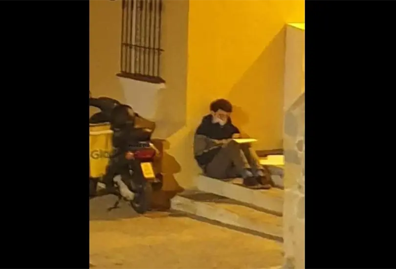 Capta a estudiante haciendo su tarea mientras realiza entregas a domicilio Capta a estudiante haciendo su tarea mientras realiza entregas a domicilio