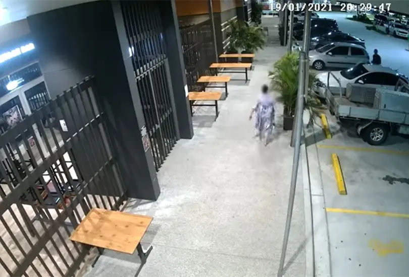 Abuelita se lanza sobre ladrón que le robó su bolso, lo derriba y lo recupera Abuelita se lanza sobre ladrón que le robó su bolso, lo derriba y lo recupera
