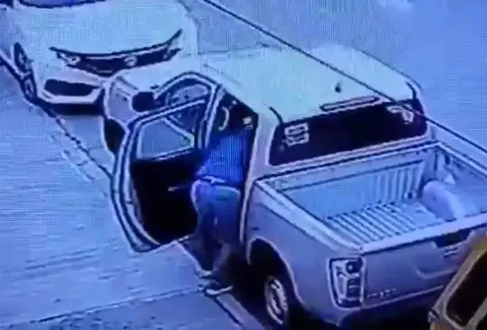 Policías se bajan de su camioneta y ladrón aprovechan para robar sus armas Policías se bajan de su camioneta y ladrón aprovechan para robar sus armas