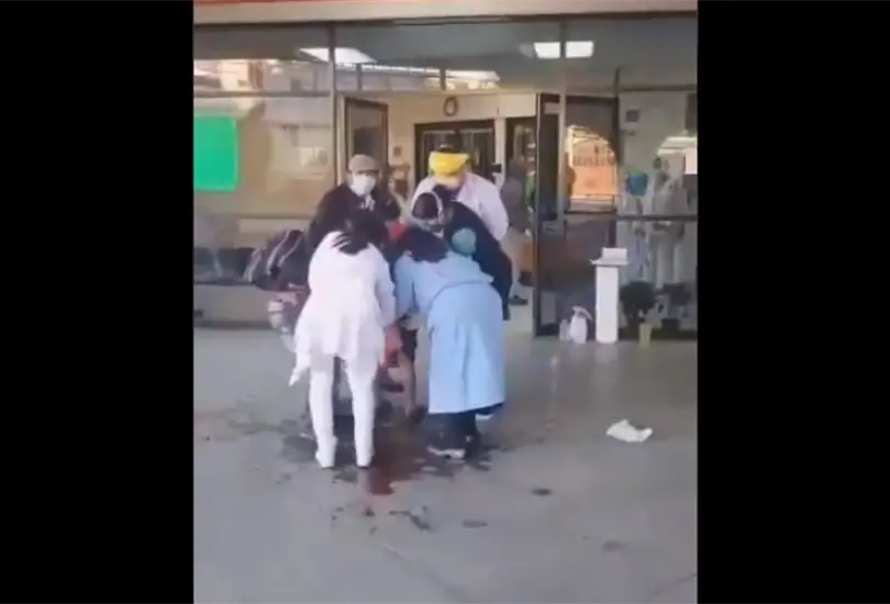 La señora parada dio a luz y el bebé cayó al suelo; exhiben a hospital de Oaxaca La señora parada dio a luz y el bebé cayó al suelo; exhiben a hospital de Oaxaca