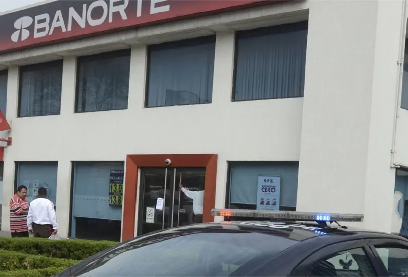 Muere mientras esperaba en fila del banco; tenía síntomas de Covid-19 Muere mientras esperaba en fila del banco; tenía síntomas de Covid-19