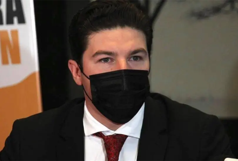 Critican a Samuel Garc&iacute;a por regalar cobijas baratas