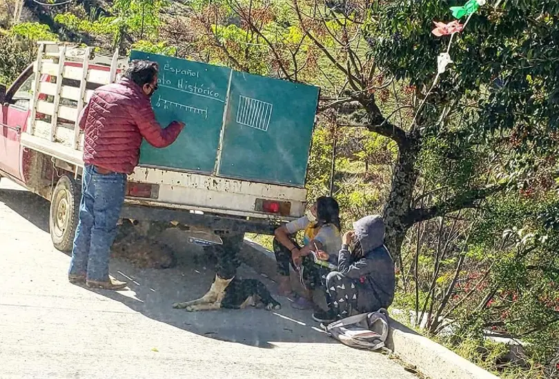 Profesor convierte camioneta en sal&oacute;n para dar clases en comunidades apartadas