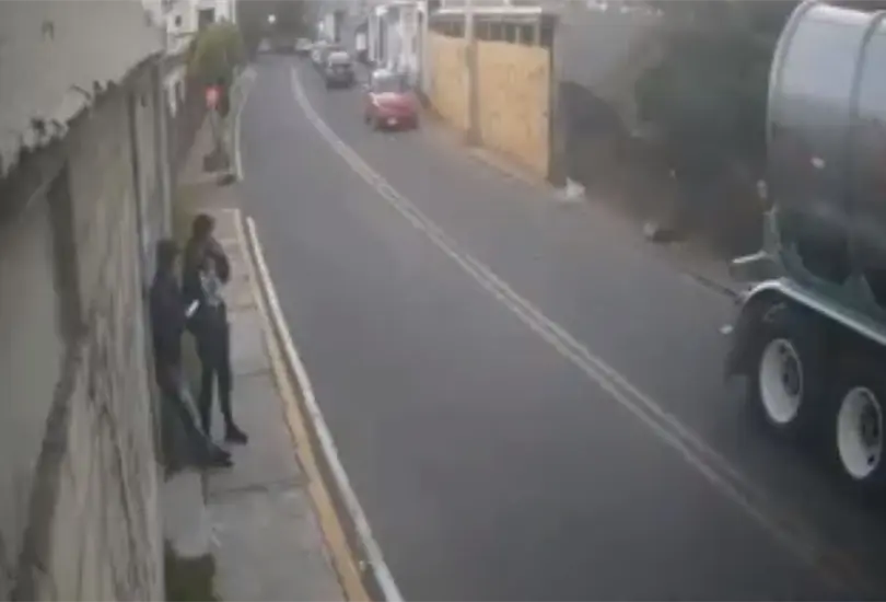 Auto impacta de frente a niño que viajaba en bicicleta Auto impacta de frente a niño que viajaba en bicicleta