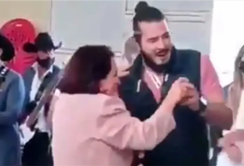 Aspirante de Morena al gobierno de Quer&eacute;taro hace baile con m&aacute;s de 100 personas