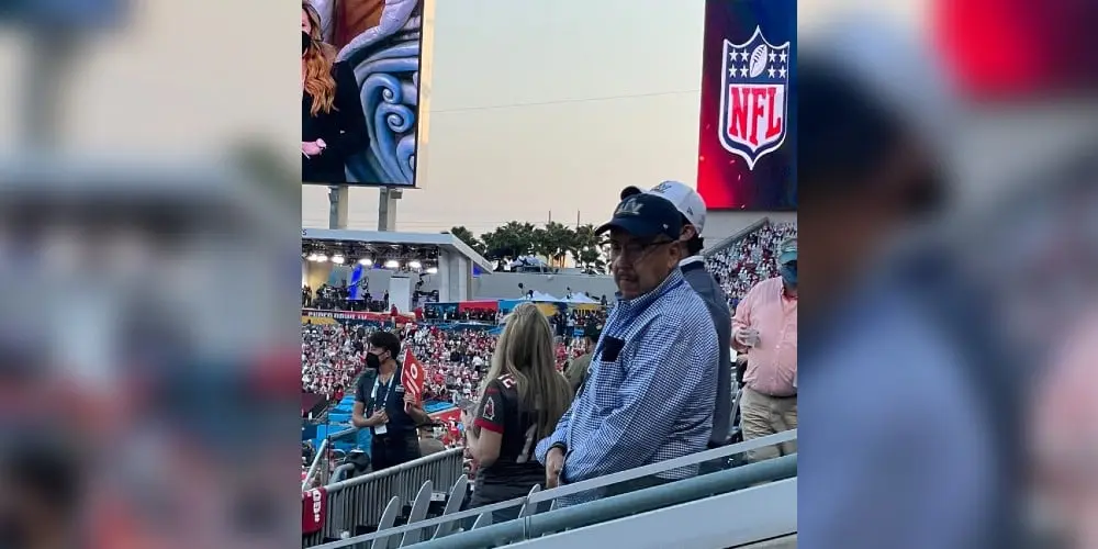 Exhibe Loret a funcionario de Salud del Edomex en el Super Bowl