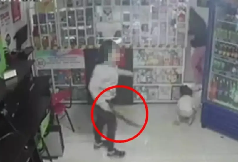 Ni&ntilde;a defiende con un machete a su mam&aacute; de unos asaltantes