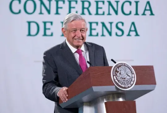 Insultan a AMLO al interior de un avión y el presidente responde