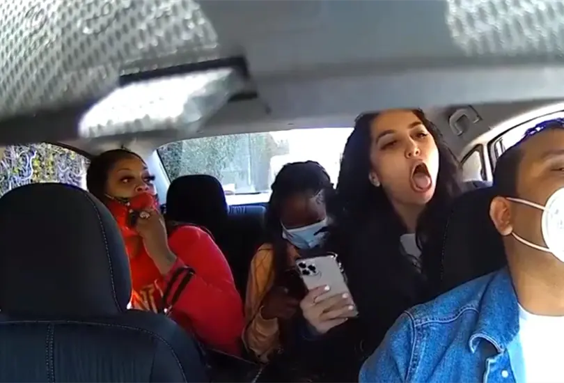 Mujeres tosen a conductor de Uber que les pidi&oacute; usar cubrebocas