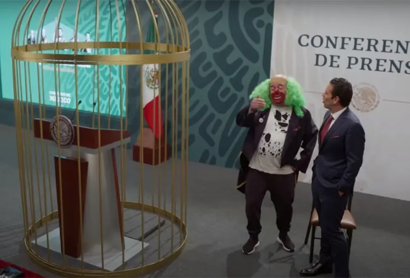 AMLO est&aacute; encerrado en una jaula de oro, critican Brozo y Loret 