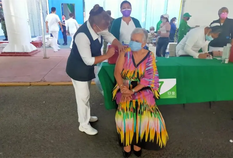 Vacunan contra el COVID-19 a Olga S&aacute;nchez Cordero en la CDMX