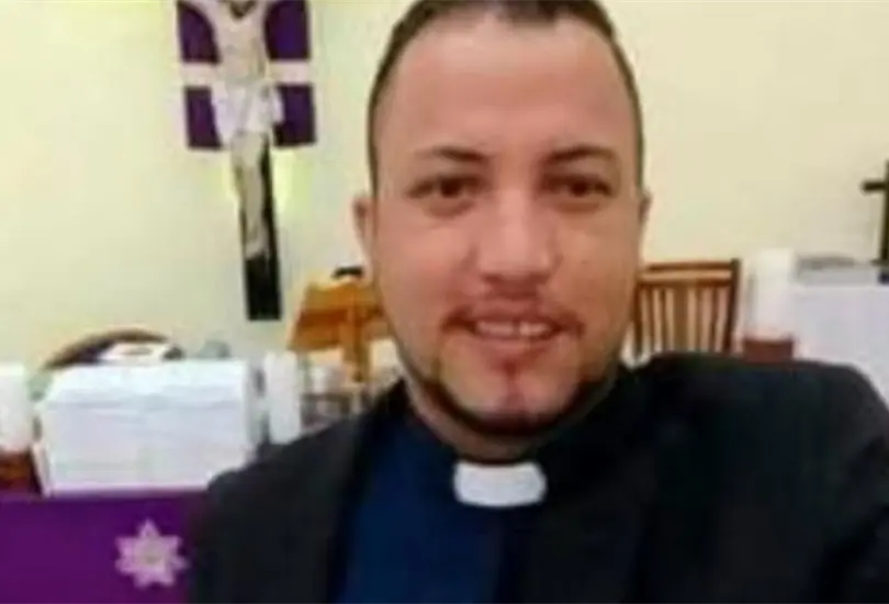 Sujeto finge ser sacerdote para pedir limosna y estafar a los feligreses Sujeto finge ser sacerdote para pedir limosna y estafar a los feligreses
