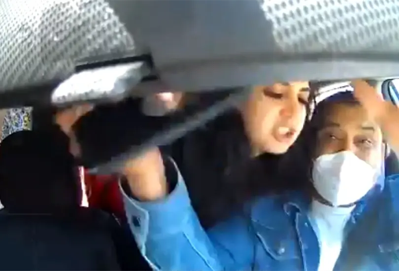 Detienen a mujer que tosió a conductor de Uber que le pidió usar cubrebocas Detienen a mujer que tosió a conductor de Uber que le pidió usar cubrebocas