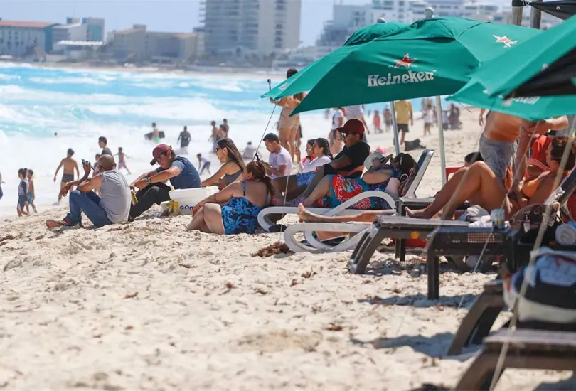 J&oacute;venes argentinos hacen viaje de egresados a Canc&uacute;n; 44 regresan contagiados