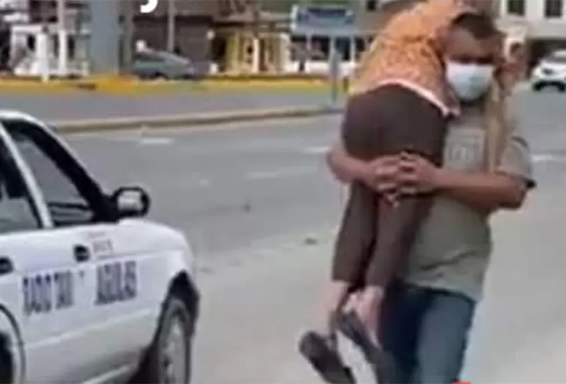 Hombre se viraliza por cargar a su madre hasta m&oacute;dulo de vacunaci&oacute;n