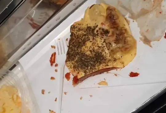 Reclutadora usa CV de mantel a la hora de comer y desata polémica Reclutadora usa CV de mantel a la hora de comer y desata polémica