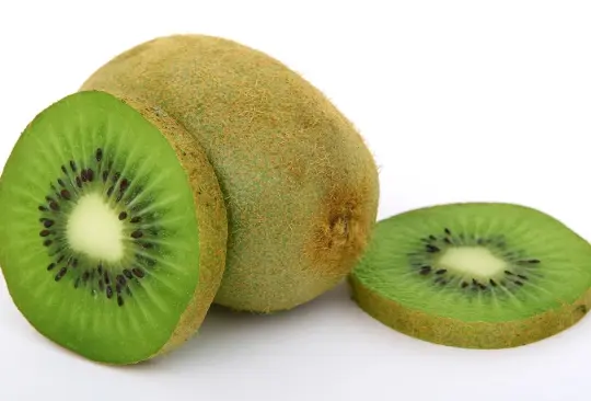El kiwi aporta más vitamina C que los cítricos