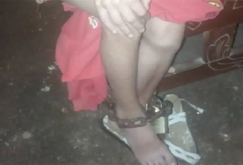 Liberan a ni&ntilde;a de ocho a&ntilde;os encadenada por sus t&iacute;os 