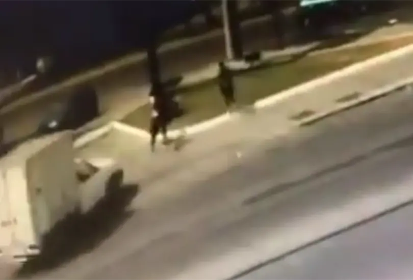 Conductor arrolla a los asaltantes que quisieron robarle su camioneta