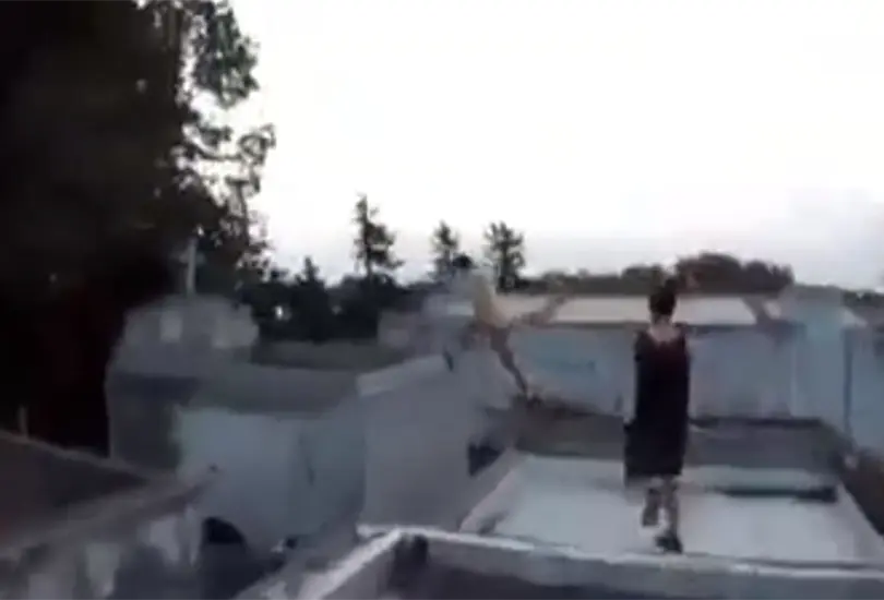 No respetan a los difuntos, reclaman a jóvenes por hacer parkour en un cementerio No respetan a los difuntos, reclaman a jóvenes por hacer parkour en un cementerio